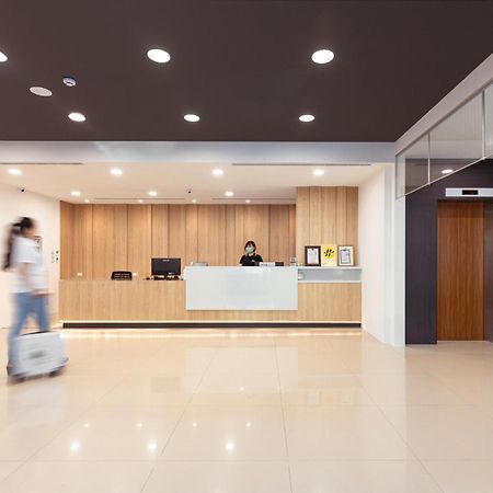 Kiwi Express Hotel - Zhongqing Тайчжун Екстер'єр фото
