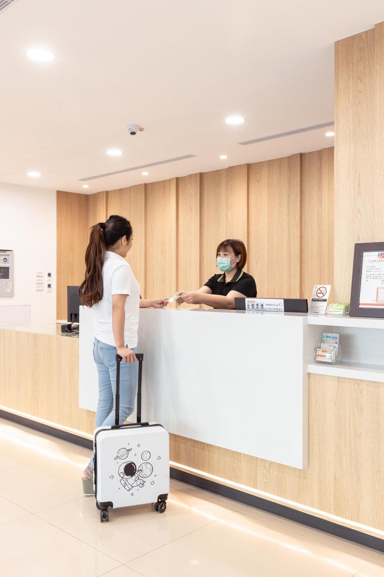 Kiwi Express Hotel - Zhongqing Тайчжун Екстер'єр фото